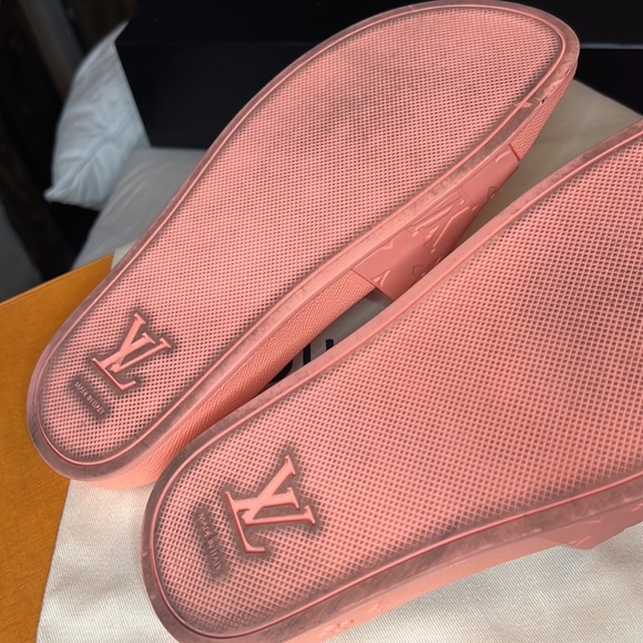 •Louis Vuitton Unisex Slides - Picture 8 of 8